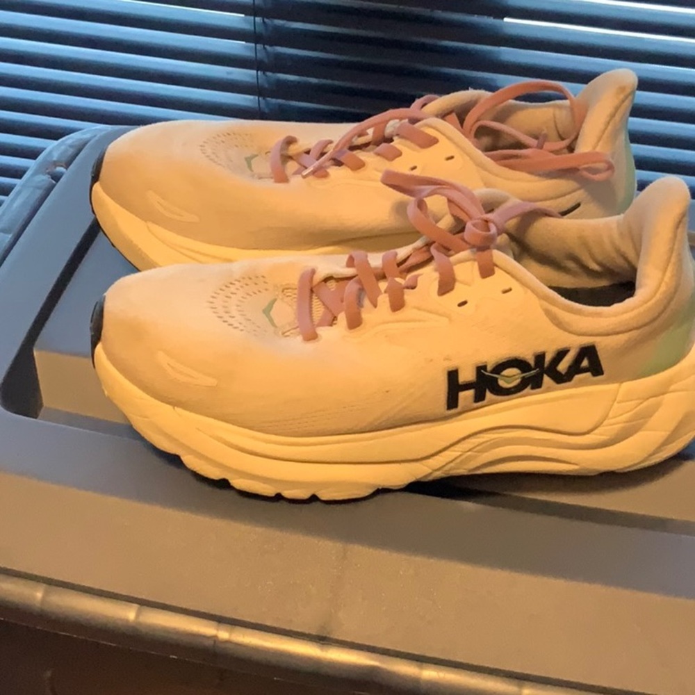 Hoka ARAHI 8 Rose Cream / Alabaster Athletic Shoes